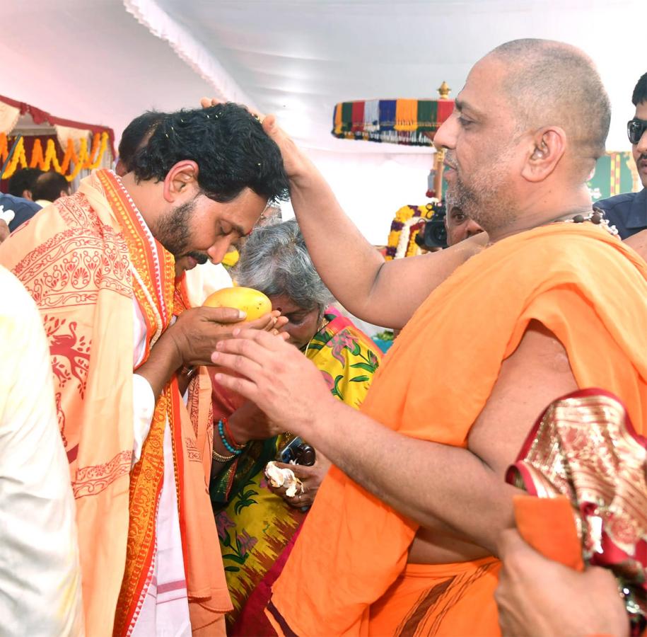 CM Jagan Attends Sri Lakshmi Maha Yagnam Purnahuti Program Vijayawada - Sakshi16