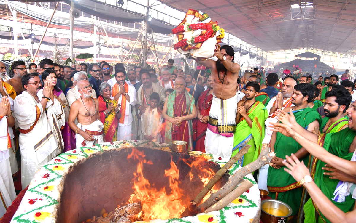 CM Jagan Attends Sri Lakshmi Maha Yagnam Purnahuti Program Vijayawada - Sakshi2