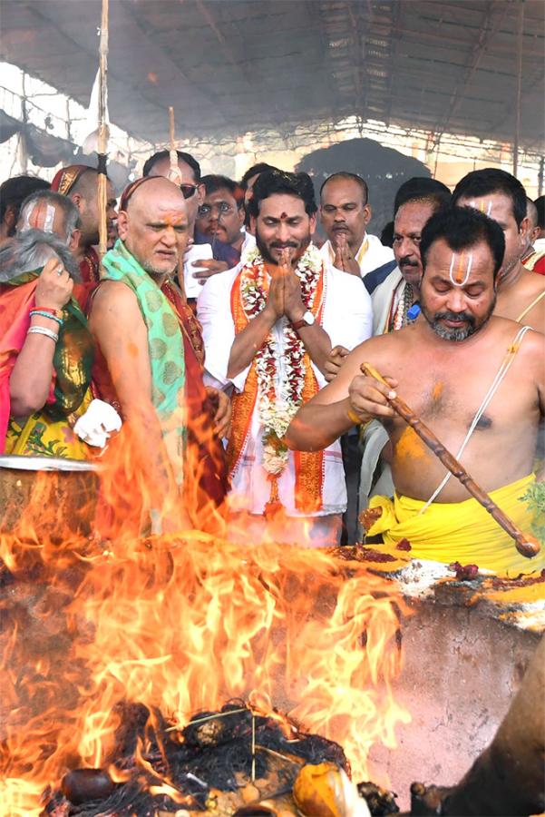 CM Jagan Attends Sri Lakshmi Maha Yagnam Purnahuti Program Vijayawada - Sakshi18