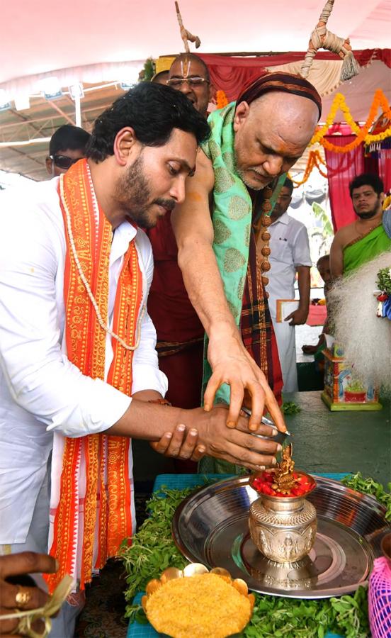 CM Jagan Attends Sri Lakshmi Maha Yagnam Purnahuti Program Vijayawada - Sakshi19