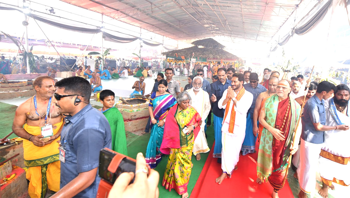 CM Jagan Attends Sri Lakshmi Maha Yagnam Purnahuti Program Vijayawada - Sakshi20