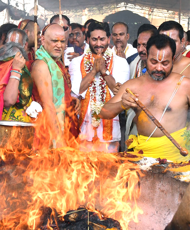 CM Jagan Attends Sri Lakshmi Maha Yagnam Purnahuti Program Vijayawada - Sakshi21