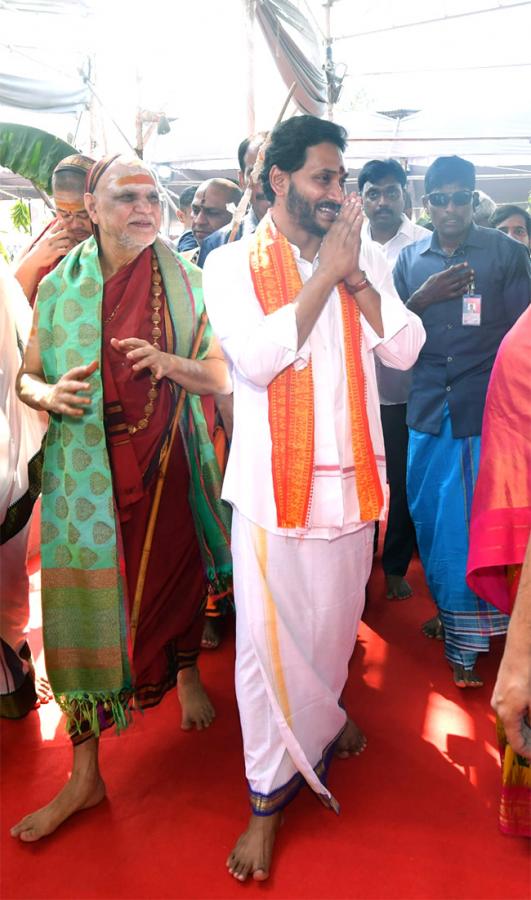 CM Jagan Attends Sri Lakshmi Maha Yagnam Purnahuti Program Vijayawada - Sakshi23