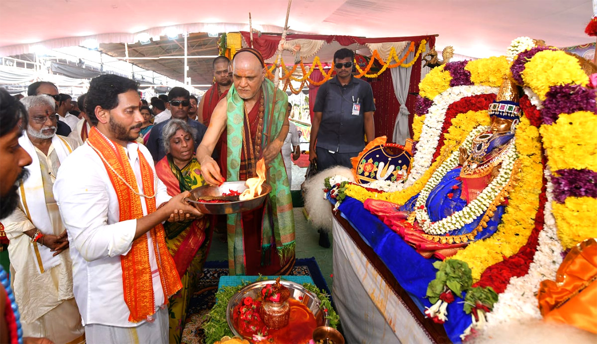 CM Jagan Attends Sri Lakshmi Maha Yagnam Purnahuti Program Vijayawada - Sakshi25