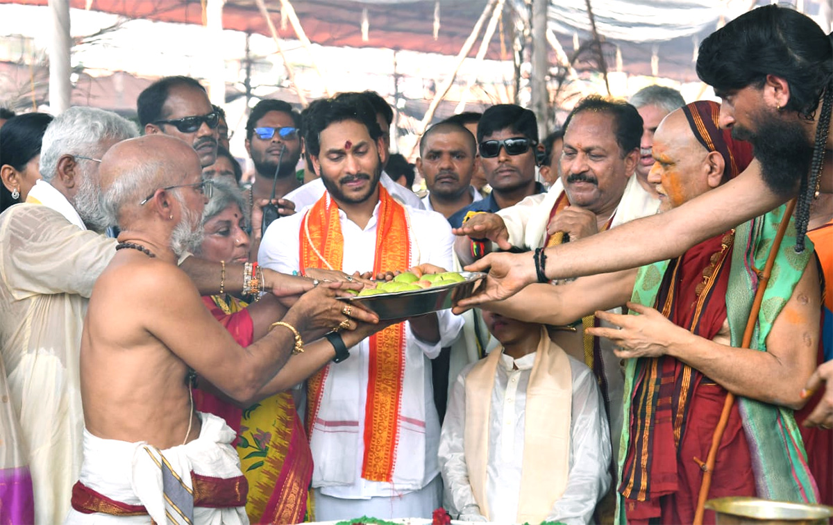 CM Jagan Attends Sri Lakshmi Maha Yagnam Purnahuti Program Vijayawada - Sakshi3