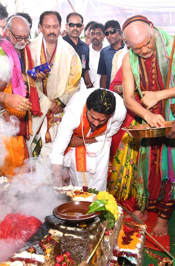 CM Jagan Attends Sri Lakshmi Maha Yagnam Purnahuti Program Vijayawada - Sakshi27