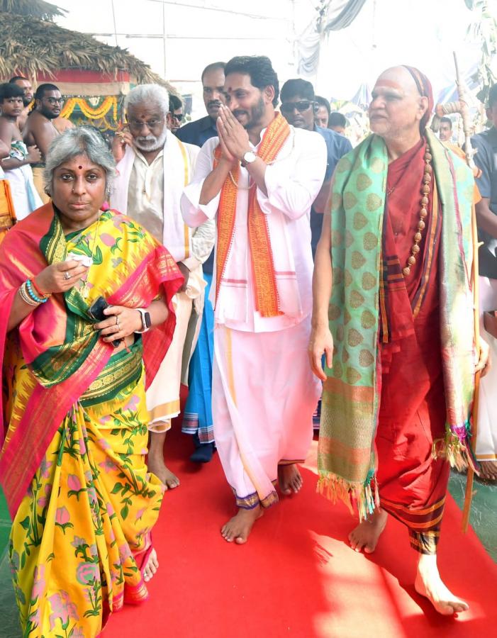 CM Jagan Attends Sri Lakshmi Maha Yagnam Purnahuti Program Vijayawada - Sakshi28