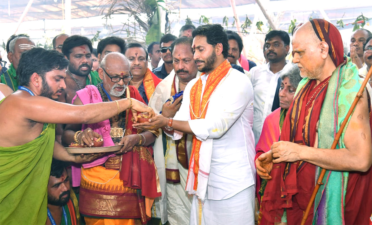 CM Jagan Attends Sri Lakshmi Maha Yagnam Purnahuti Program Vijayawada - Sakshi31