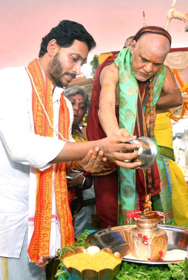 CM Jagan Attends Sri Lakshmi Maha Yagnam Purnahuti Program Vijayawada - Sakshi32