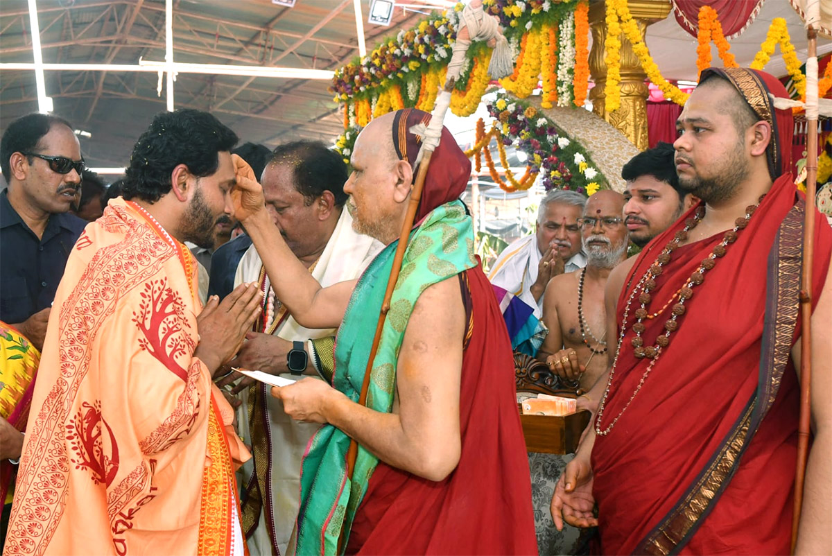 CM Jagan Attends Sri Lakshmi Maha Yagnam Purnahuti Program Vijayawada - Sakshi33