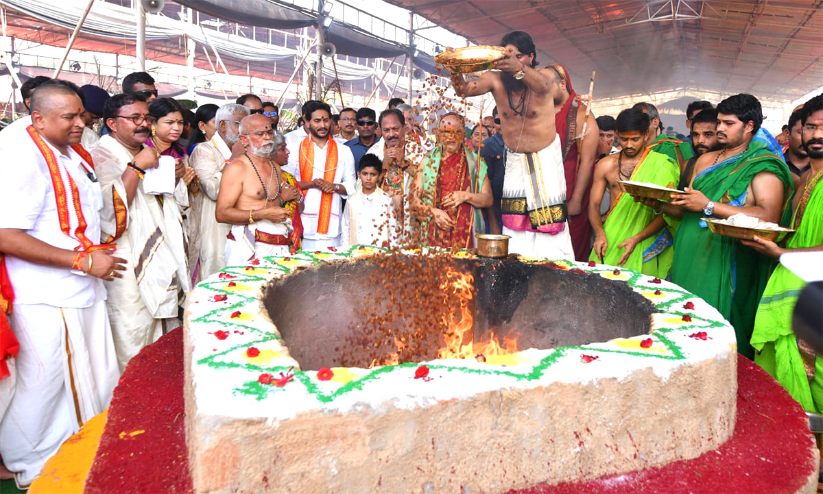 CM Jagan Attends Sri Lakshmi Maha Yagnam Purnahuti Program Vijayawada - Sakshi4