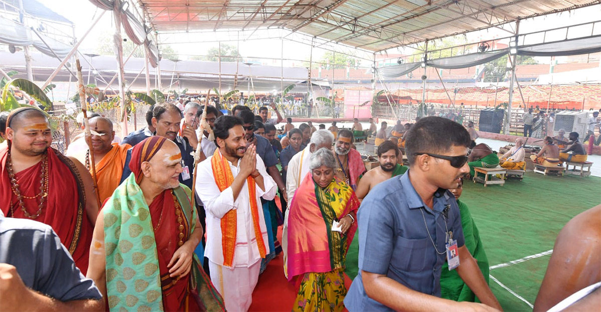 CM Jagan Attends Sri Lakshmi Maha Yagnam Purnahuti Program Vijayawada - Sakshi38