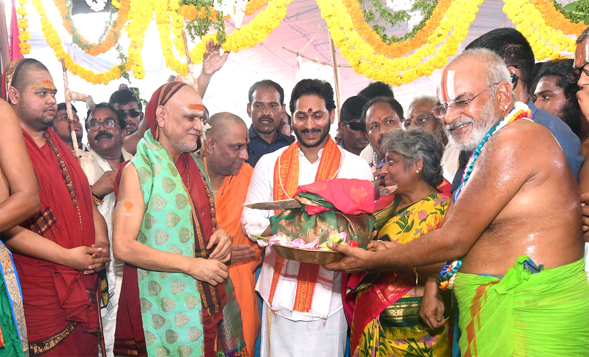 CM Jagan Attends Sri Lakshmi Maha Yagnam Purnahuti Program Vijayawada - Sakshi40