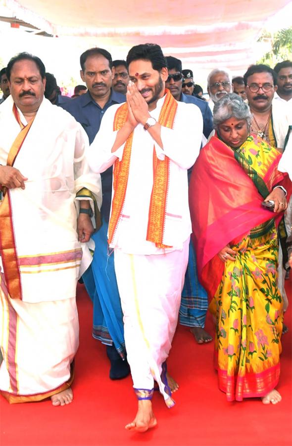 CM Jagan Attends Sri Lakshmi Maha Yagnam Purnahuti Program Vijayawada - Sakshi41