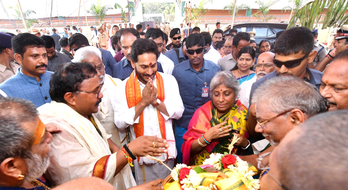 CM Jagan Attends Sri Lakshmi Maha Yagnam Purnahuti Program Vijayawada - Sakshi43