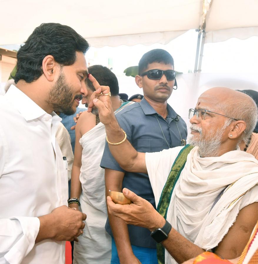 CM Jagan Attends Sri Lakshmi Maha Yagnam Purnahuti Program Vijayawada - Sakshi44