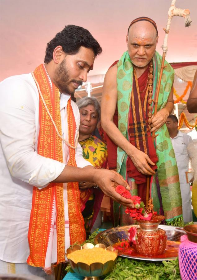 CM Jagan Attends Sri Lakshmi Maha Yagnam Purnahuti Program Vijayawada - Sakshi45