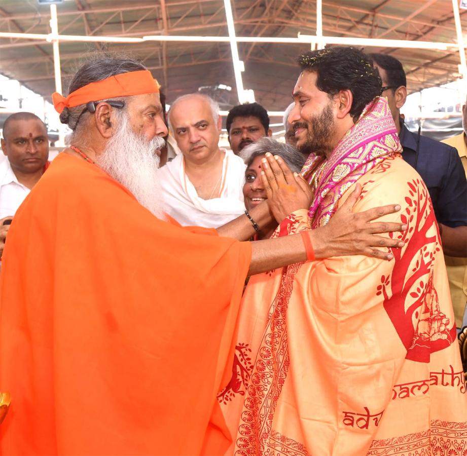 CM Jagan Attends Sri Lakshmi Maha Yagnam Purnahuti Program Vijayawada - Sakshi46