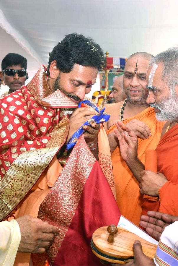 CM Jagan Attends Sri Lakshmi Maha Yagnam Purnahuti Program Vijayawada - Sakshi47