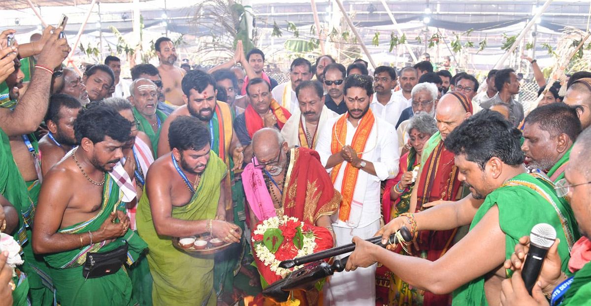 CM Jagan Attends Sri Lakshmi Maha Yagnam Purnahuti Program Vijayawada - Sakshi48