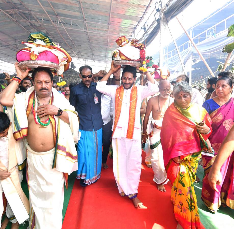 CM Jagan Attends Sri Lakshmi Maha Yagnam Purnahuti Program Vijayawada - Sakshi51