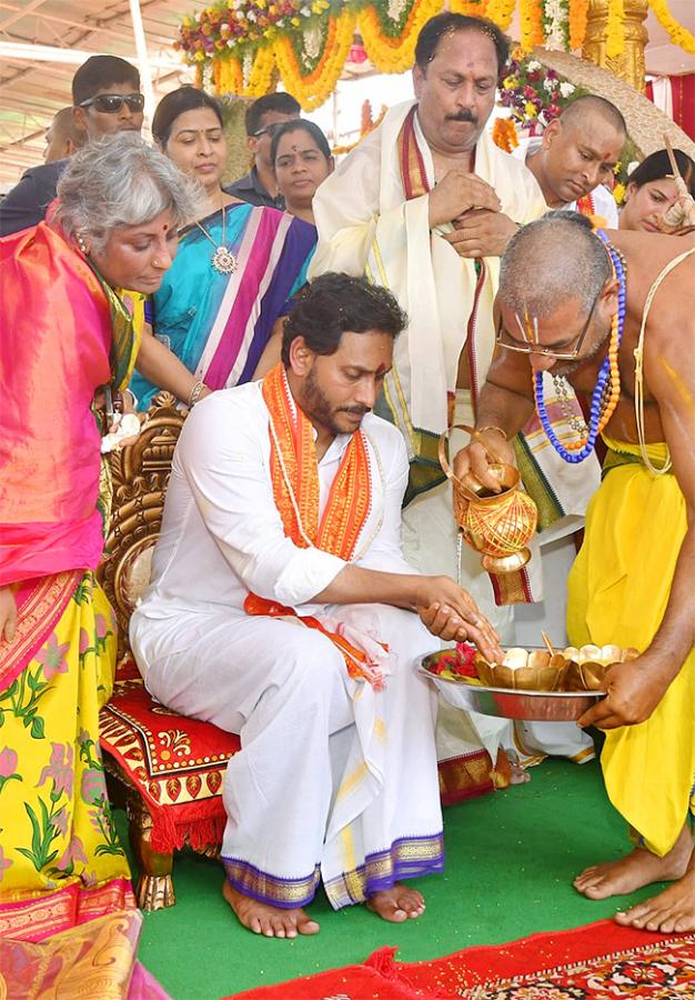 CM Jagan Attends Sri Lakshmi Maha Yagnam Purnahuti Program Vijayawada - Sakshi52