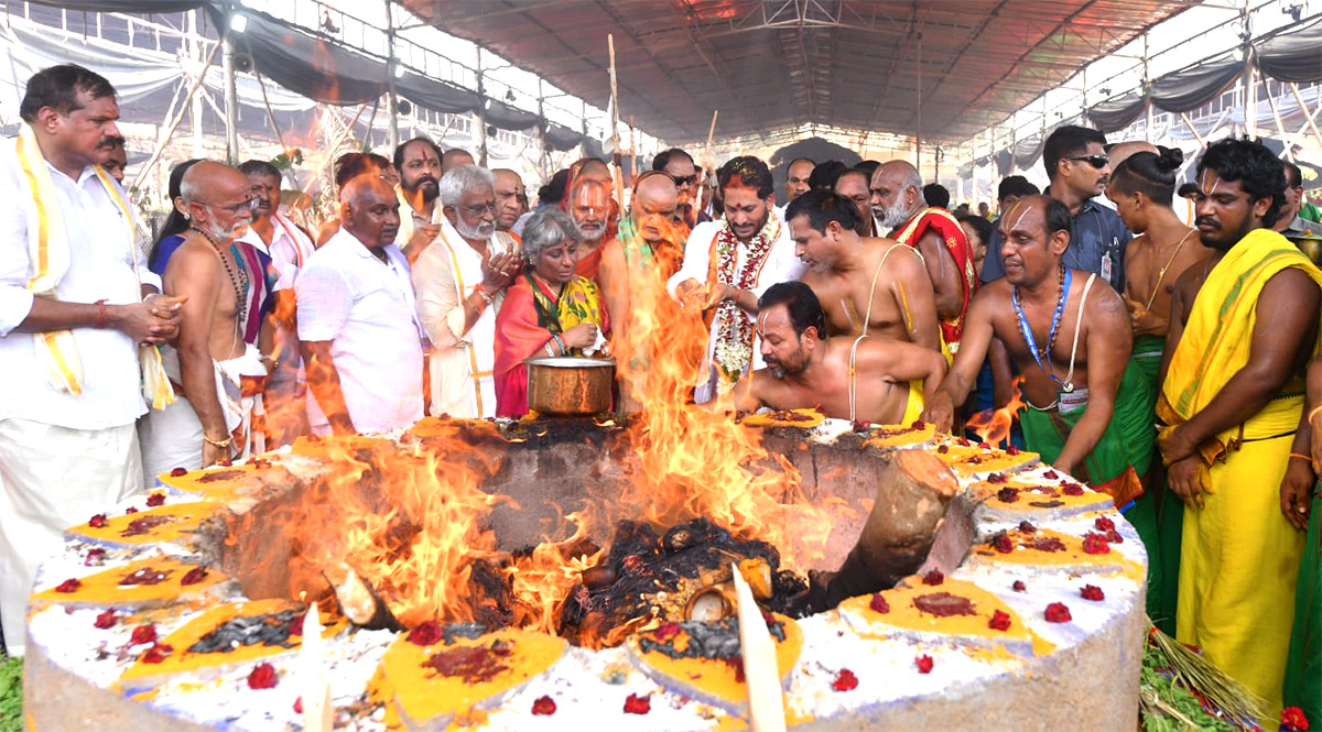 CM Jagan Attends Sri Lakshmi Maha Yagnam Purnahuti Program Vijayawada - Sakshi54