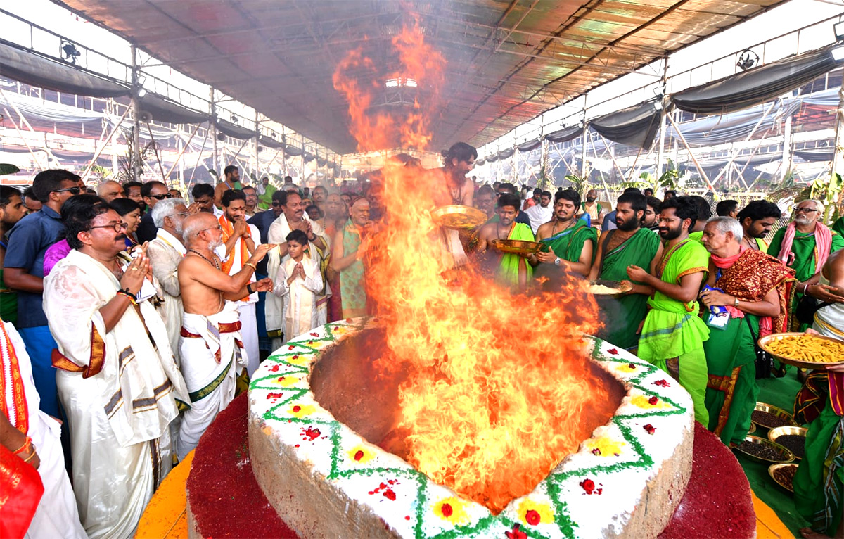 CM Jagan Attends Sri Lakshmi Maha Yagnam Purnahuti Program Vijayawada - Sakshi6