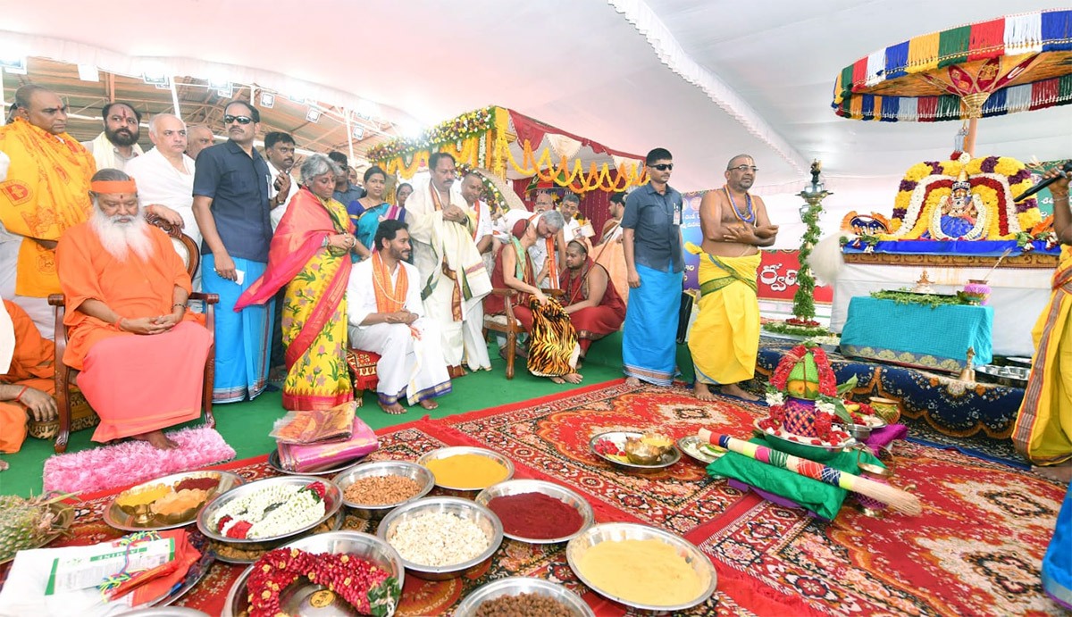 CM Jagan Attends Sri Lakshmi Maha Yagnam Purnahuti Program Vijayawada - Sakshi56