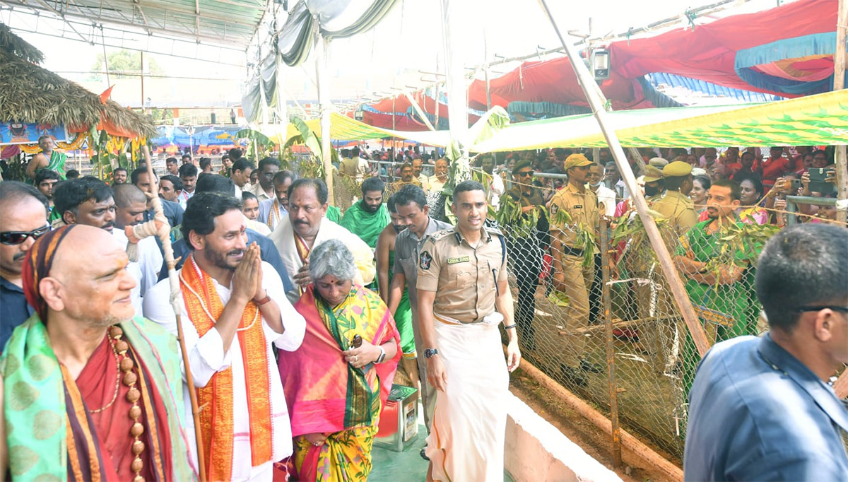 CM Jagan Attends Sri Lakshmi Maha Yagnam Purnahuti Program Vijayawada - Sakshi57