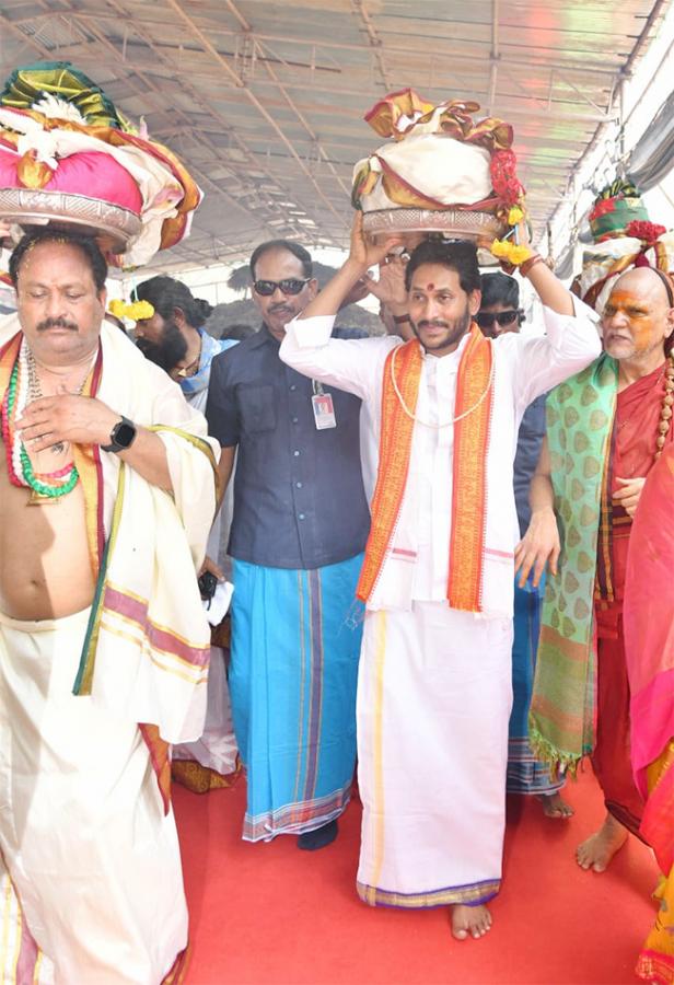 CM Jagan Attends Sri Lakshmi Maha Yagnam Purnahuti Program Vijayawada - Sakshi7