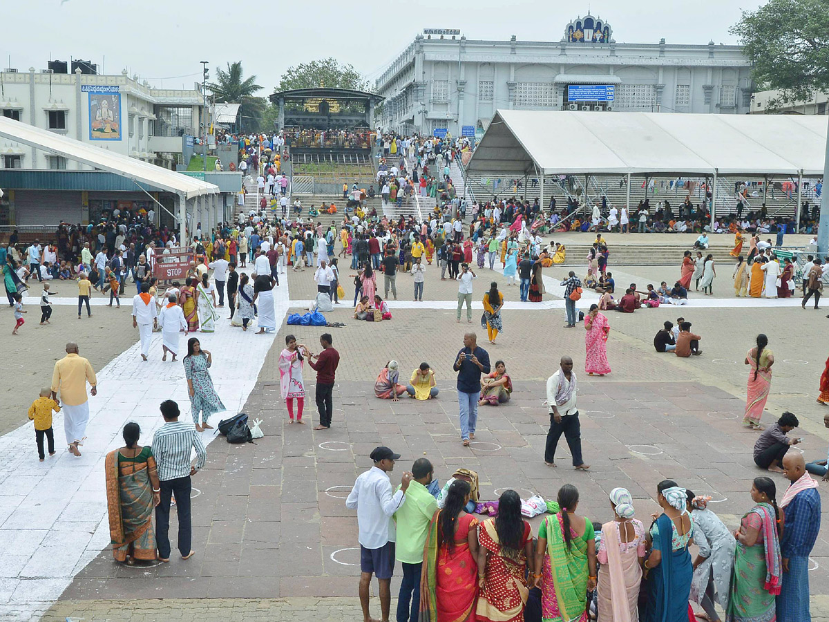 Devotees Huge Crowd at Tirumala Temple Photos - Sakshi12