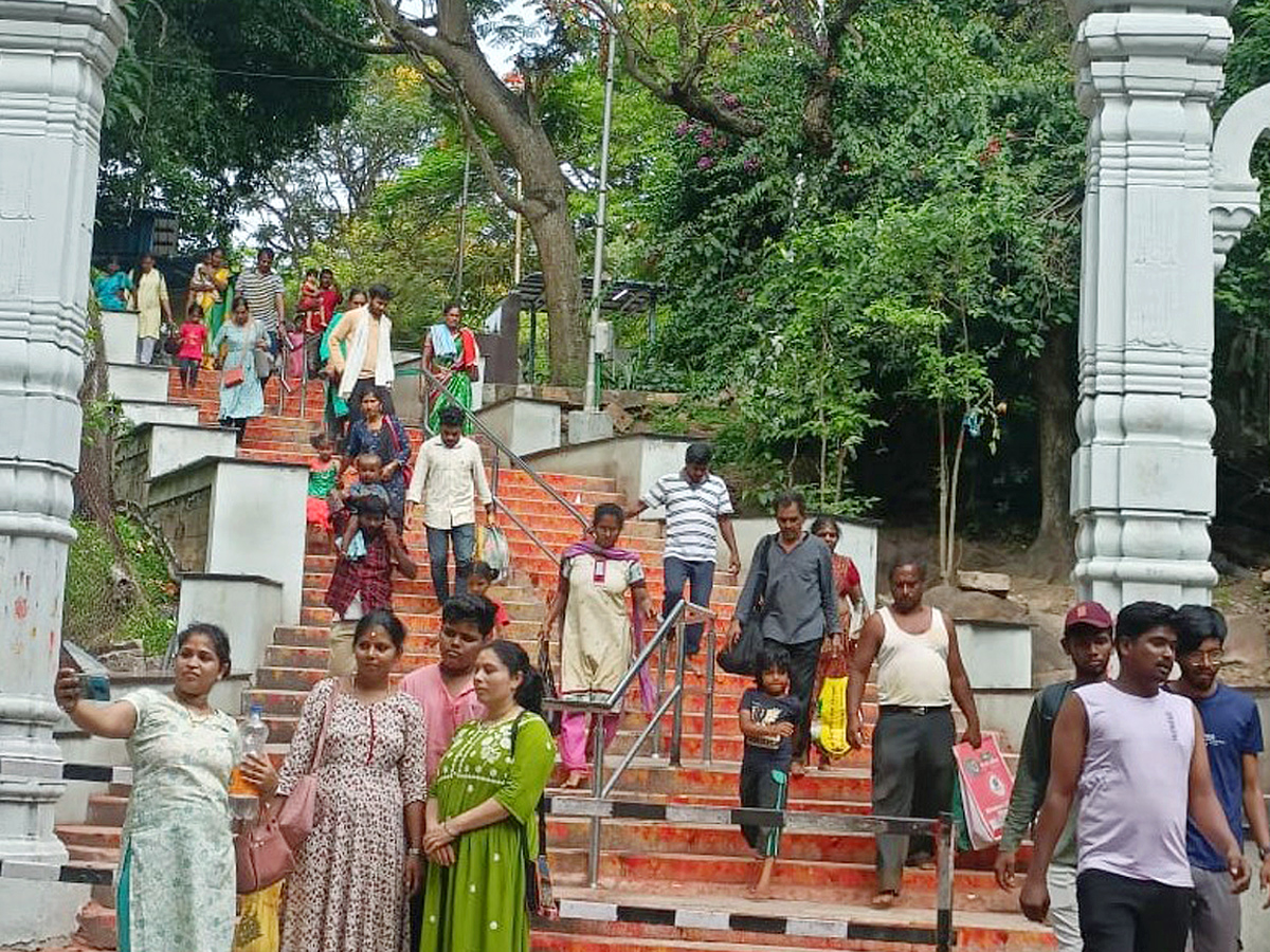 Devotees Huge Crowd at Tirumala Temple Photos - Sakshi4