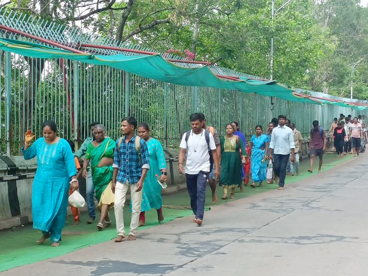 Devotees Huge Crowd at Tirumala Temple Photos - Sakshi5