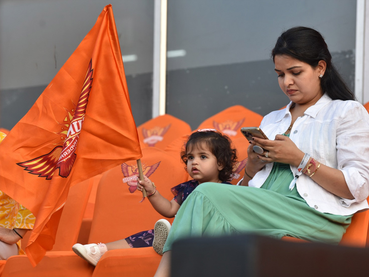 IPL Fans in Uppal Cricket Stadium Photo Gallery - Sakshi10