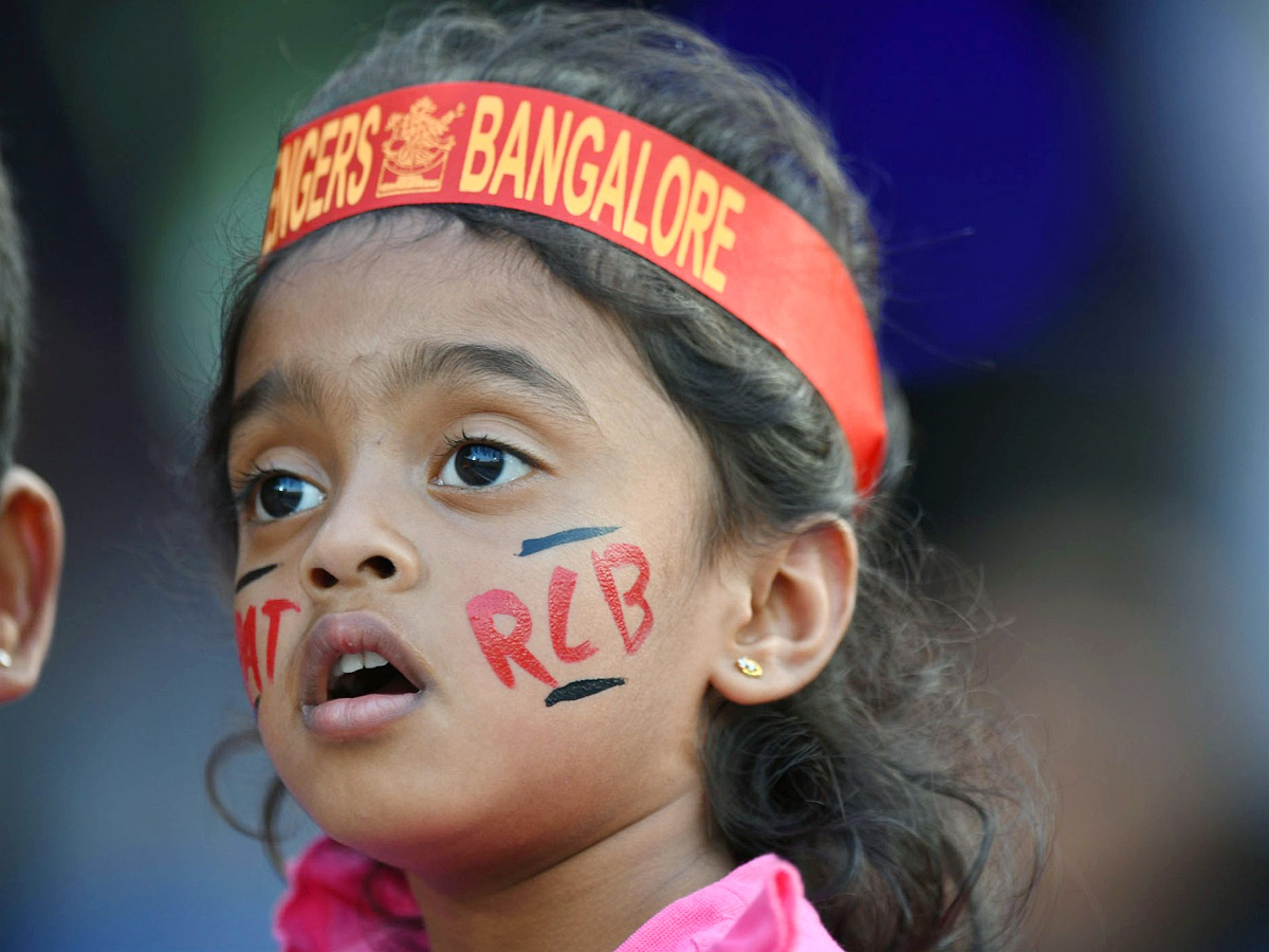 IPL Fans in Uppal Cricket Stadium Photo Gallery - Sakshi3