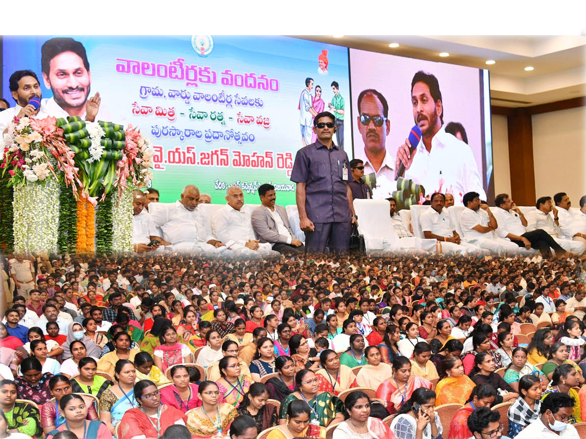 CM YS Jagan Attends Volunteer Vandanam Award Presentation In Vijayawada Photos - Sakshi1