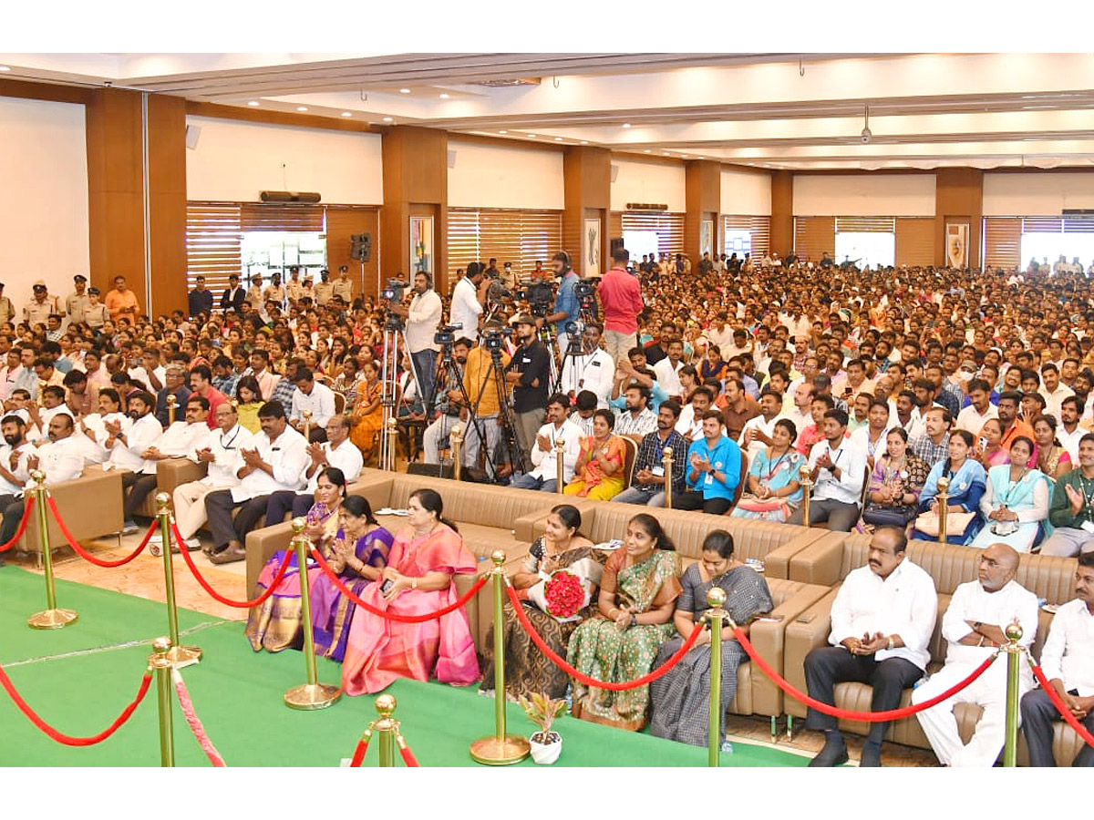 CM YS Jagan Attends Volunteer Vandanam Award Presentation In Vijayawada Photos - Sakshi12