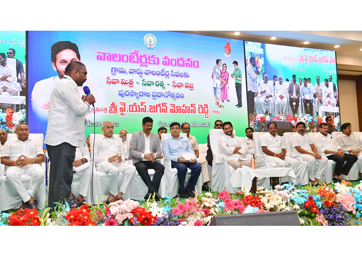 CM YS Jagan Attends Volunteer Vandanam Award Presentation In Vijayawada Photos - Sakshi18