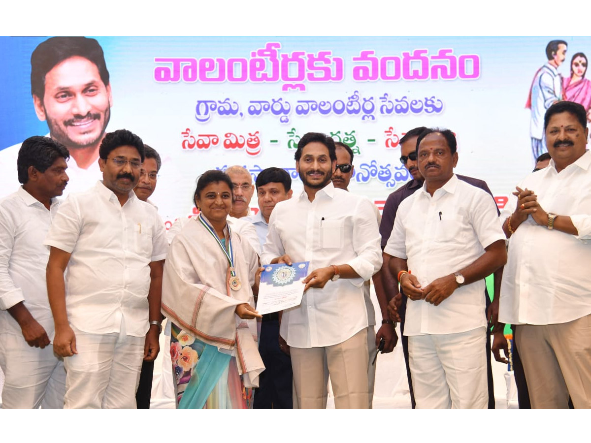 CM YS Jagan Attends Volunteer Vandanam Award Presentation In Vijayawada Photos - Sakshi22