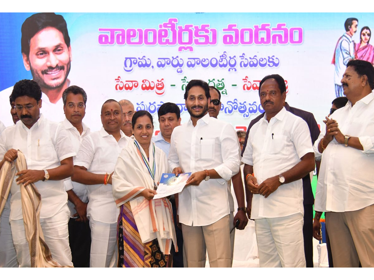 CM YS Jagan Attends Volunteer Vandanam Award Presentation In Vijayawada Photos - Sakshi24