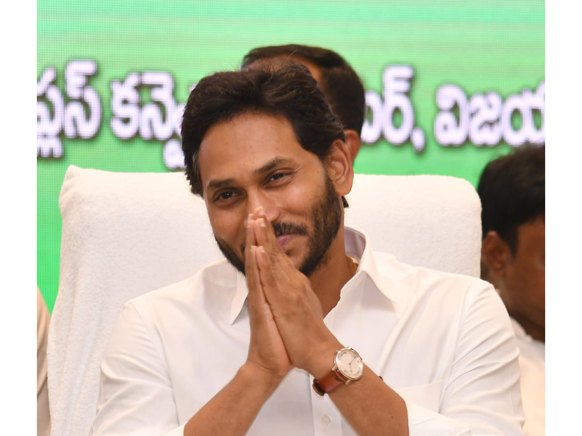 CM YS Jagan Attends Volunteer Vandanam Award Presentation In Vijayawada Photos - Sakshi4