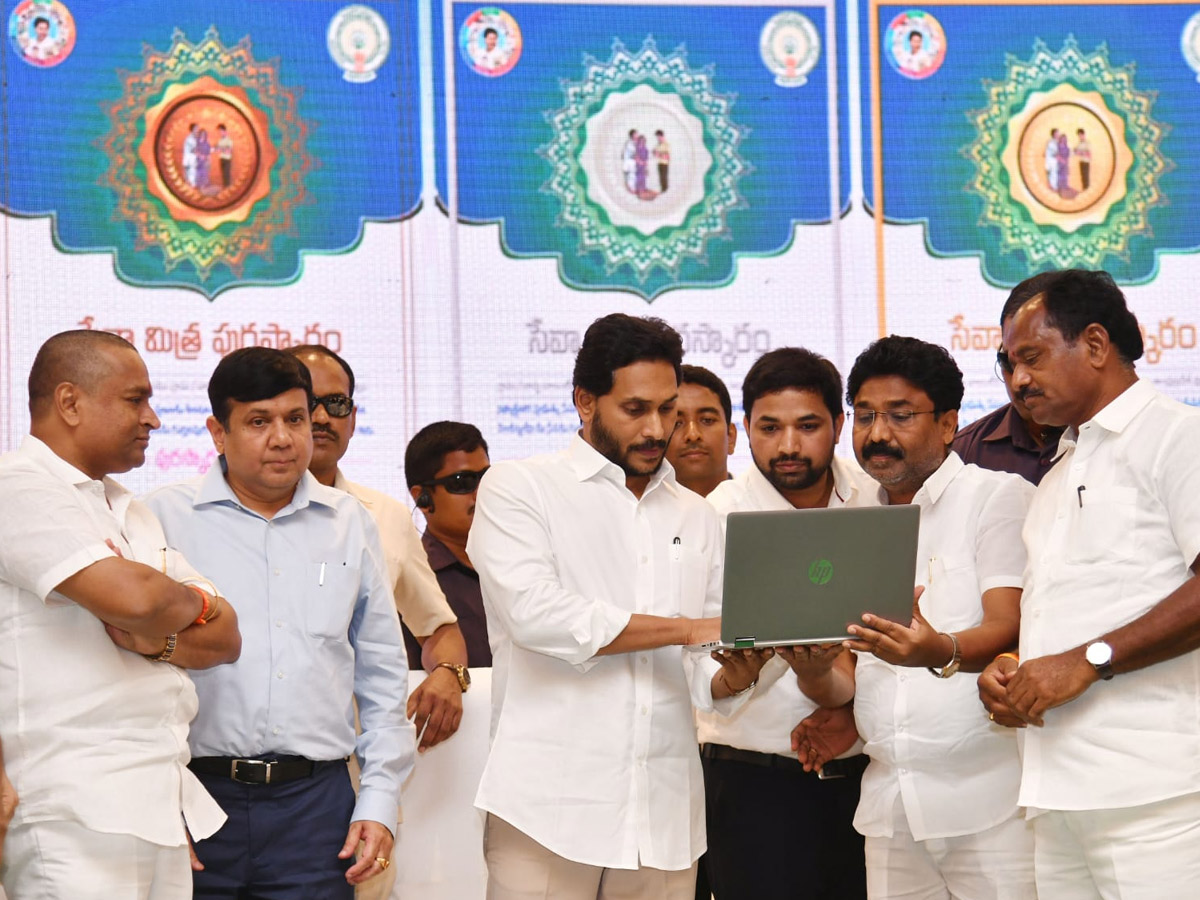 CM YS Jagan Attends Volunteer Vandanam Award Presentation In Vijayawada Photos - Sakshi34