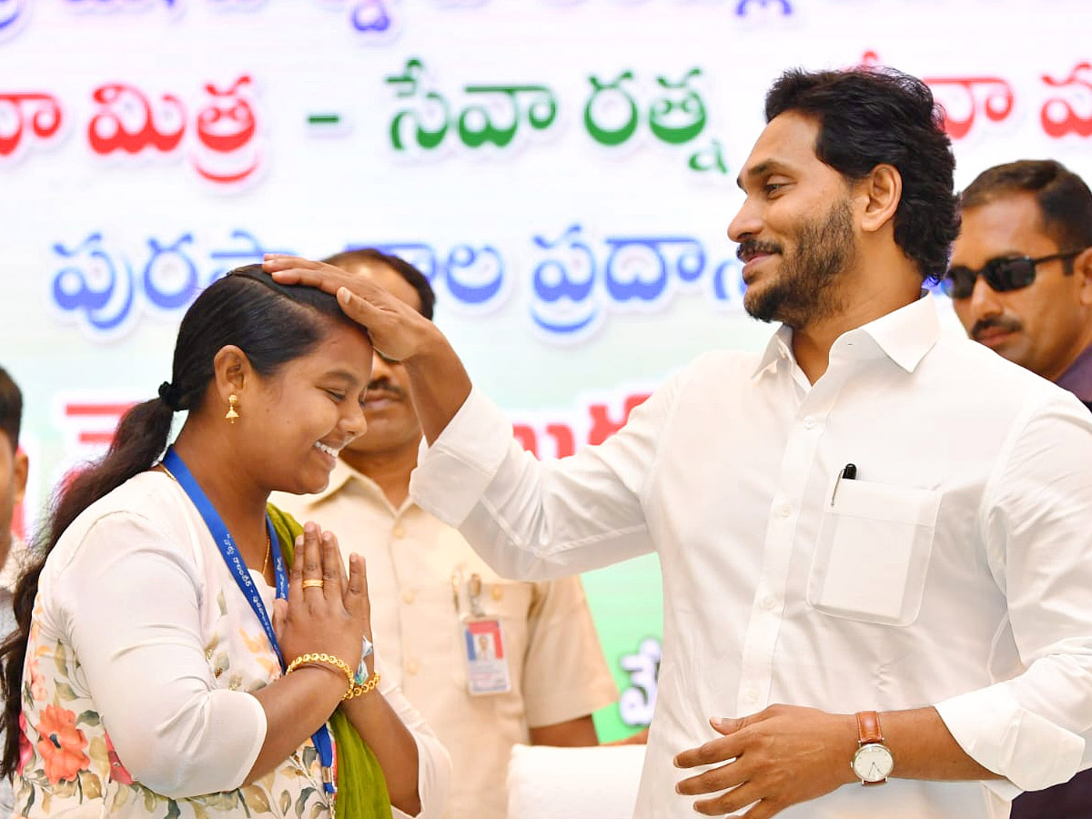 CM YS Jagan Attends Volunteer Vandanam Award Presentation In Vijayawada Photos - Sakshi5