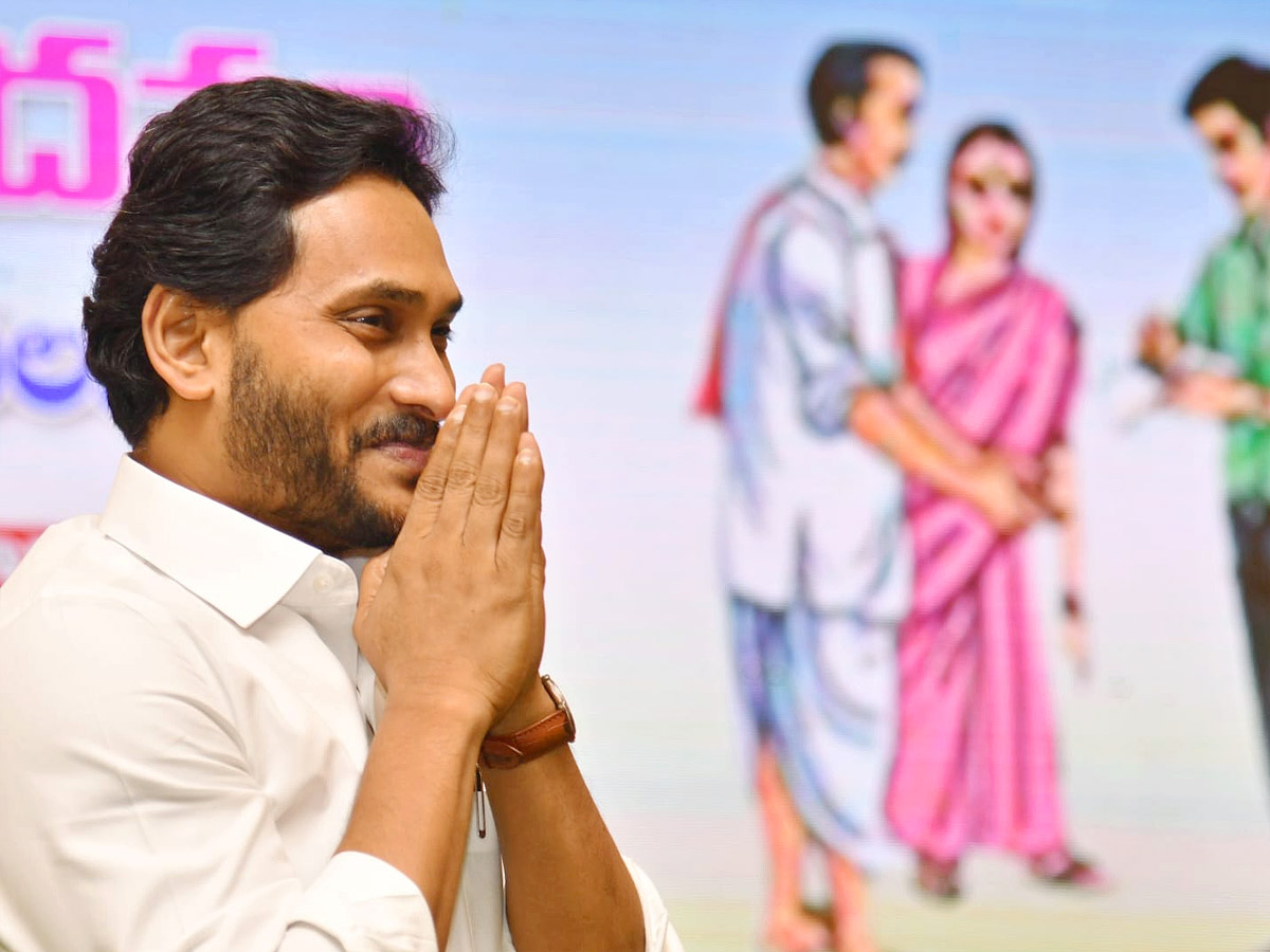 CM YS Jagan Attends Volunteer Vandanam Award Presentation In Vijayawada Photos - Sakshi8