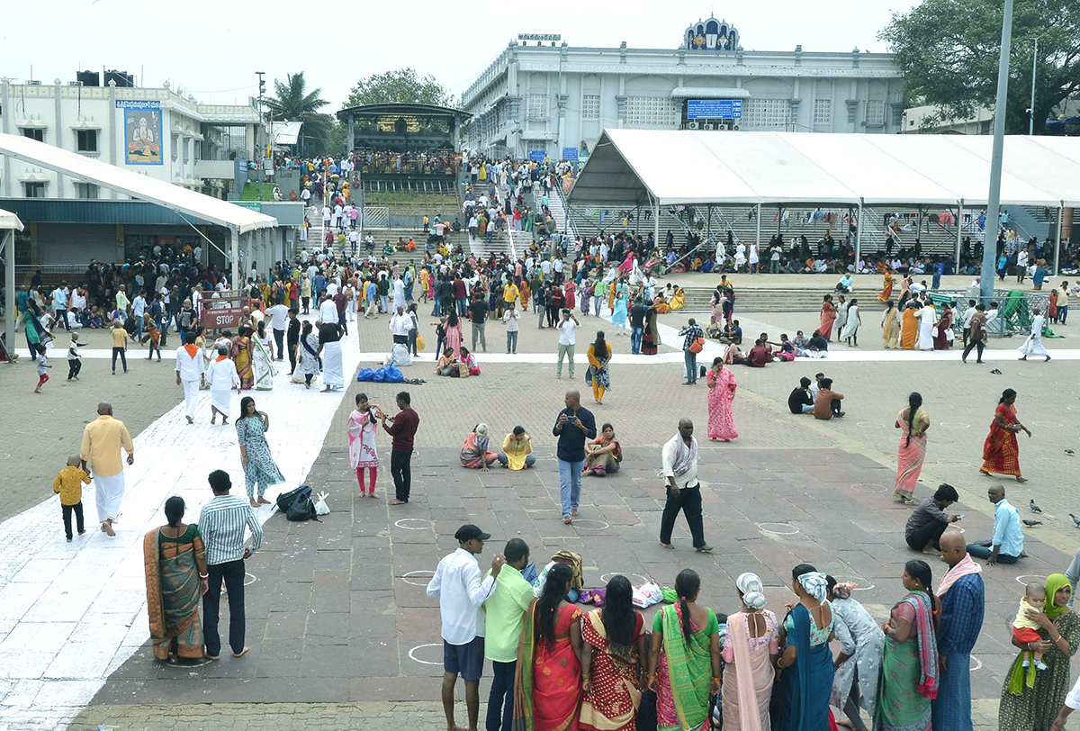 Devotees Rush At Tirumala Photos Gallery - Sakshi3