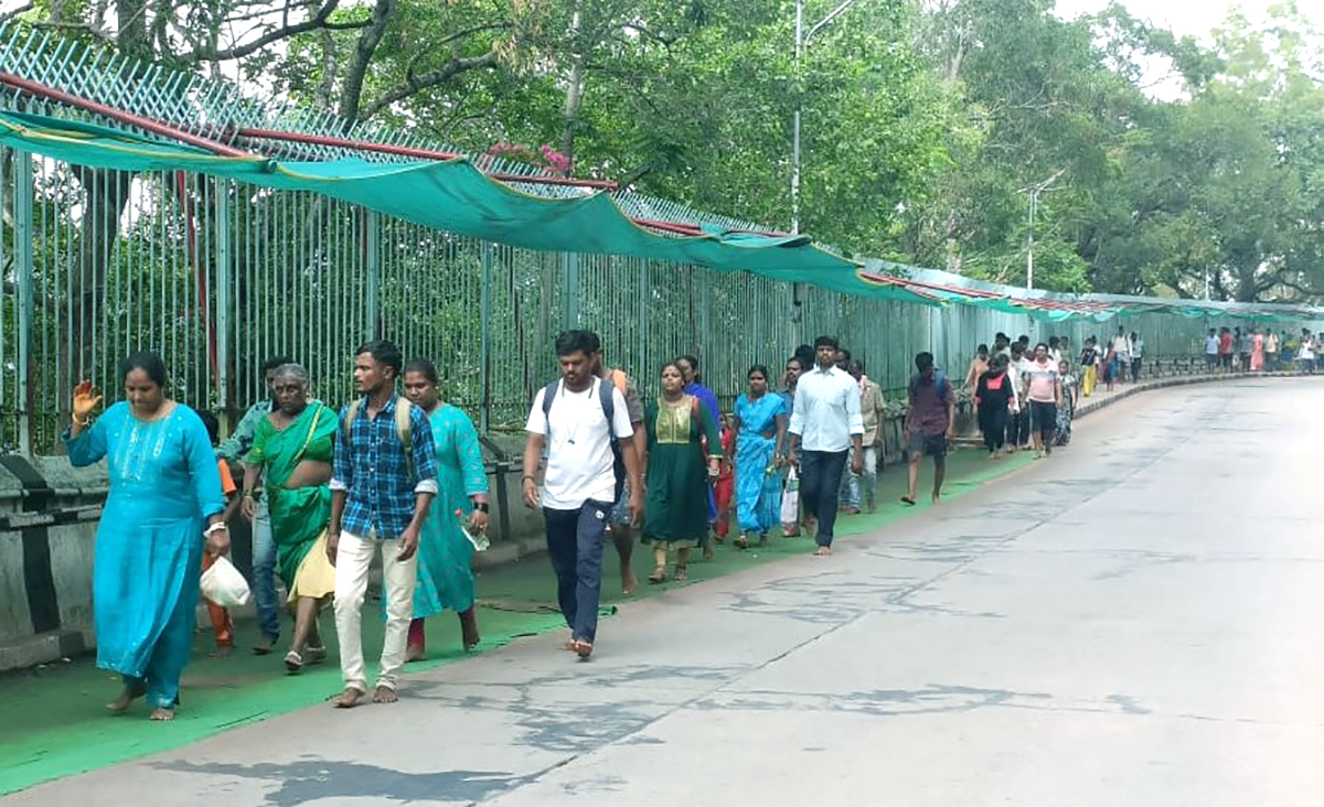 Devotees Rush At Tirumala Photos Gallery - Sakshi4