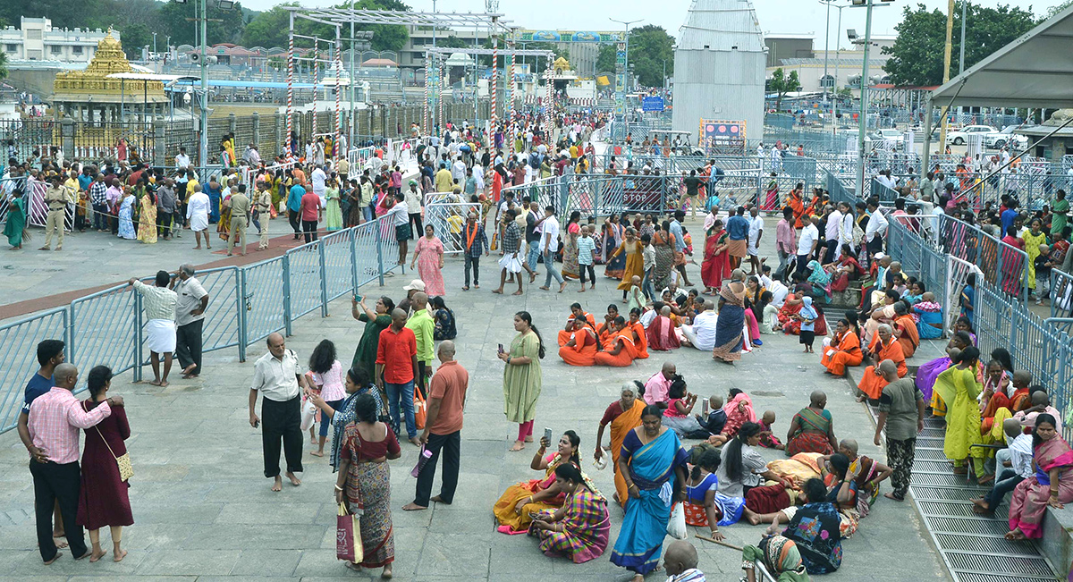 Devotees Rush At Tirumala Photos Gallery - Sakshi1