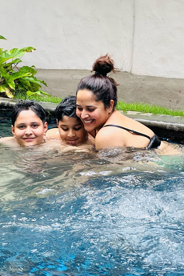 Anchor Anasuya latest Swimming pool Pics with Family Photos - Sakshi2