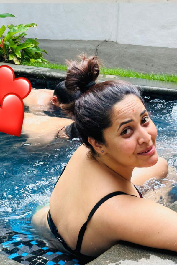 Anchor Anasuya latest Swimming pool Pics with Family Photos - Sakshi3